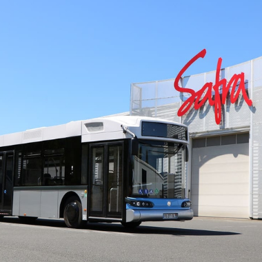 Le groupe SAFRA est spécialisé dans le matériel de transport public, avec deux activités : la rénovation et la construction. L’activité construction a été développée ces dernières années autour de la conception, la fabrication et la commercialisation d’une gamme d’autobus urbains, le Businova.