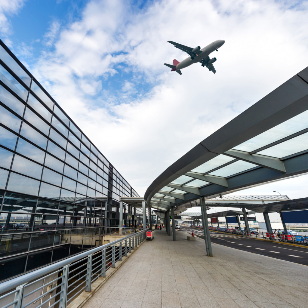 Notre équipe a collaboré avec le groupe ADP et ses partenaires pour structurer 2 projets d’envergure et préparer les dossiers de demande de financements publics. Les projets CLEARCDG (Collaborative Leading Electrification of Airside at Roissy CDG) et GLORYA (Green Electrification Orly Side) ont bénéficié des conseils et de l’investissement de notre équipe Europe pour candidater à l'appel à projets CEF AFIF de la Commission européenne.